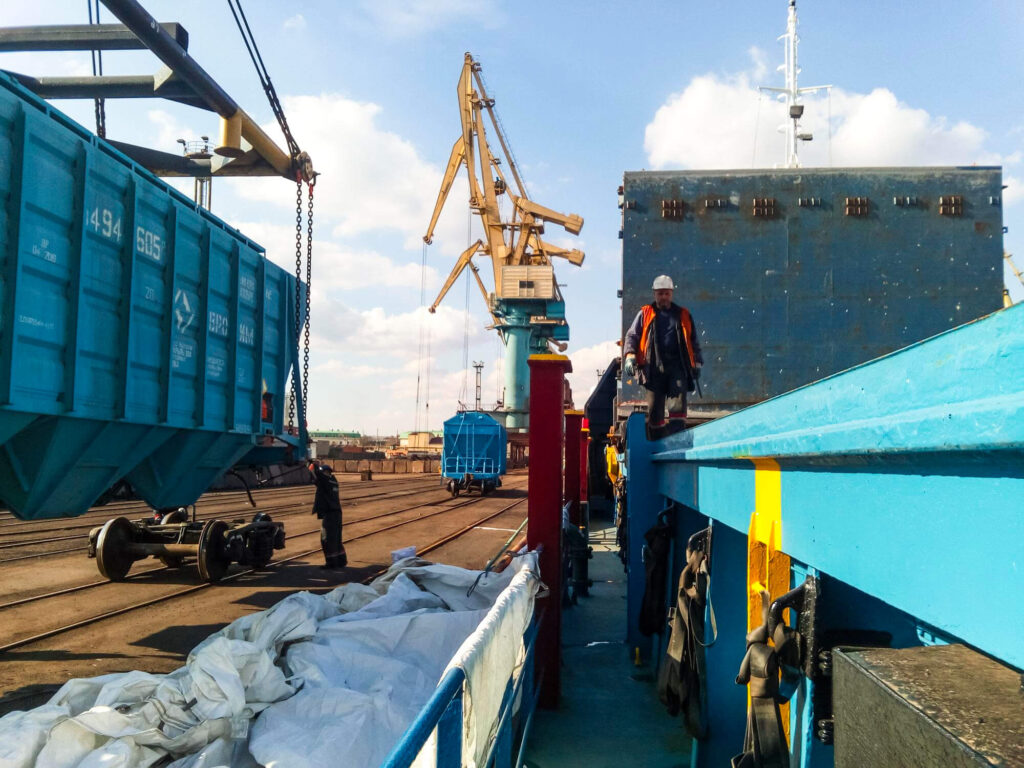 Heavy project cargo loading using cranes at a seaport